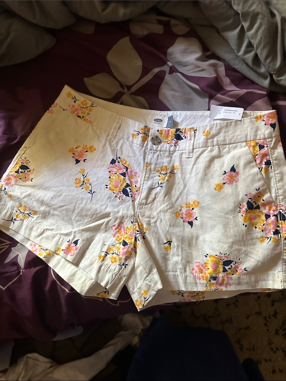 Old Navy Cream Floral Women’s Shorts with Yellow and Pink Flowers NEW